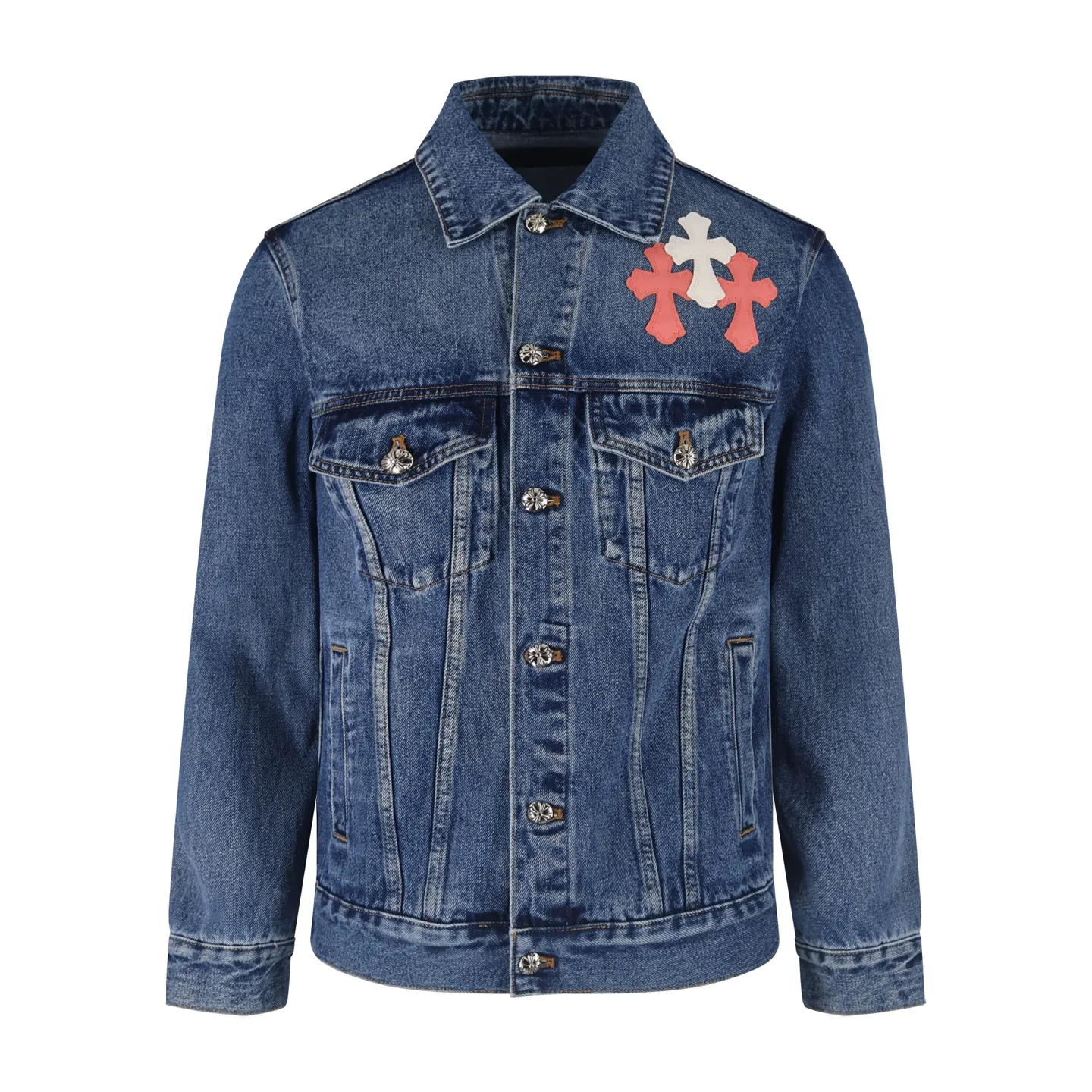 🅿️810 [Exclusive supply] CH Crow Heart Sleeve Cross-Flat Denim Jacket This denim jacket takes the brand's iconic cross element as its core, and stages a wonderful dialogue between hardcore aesthetics and street fashion on retro distressed denim fabric. Design details: the visual fantasy of Gothic symbols, the multi-dimensional expression of the cross totem: the red and white contrasting cross patches are staggered on the chest and back, making the brand more recognizable; the hollow cross pattern leather splicing on the sleeves combines the mystery of religious symbols with the punk-style deconstructed design. Every detail tells the dark aesthetics of Crowe's heart. Retro distressing with denim texture: Selected denim fabrics are treated with distressing techniques to show natural fading and texture, which not only retains the retro accent of denim items, but also adds a casual sense to the overall look. The ingenuity of hardware and tailoring: the metal buttons and hardware all have Croxin's iconic pattern, which shines with exquisite luster under the refraction of light; the neat tailoring of the classic denim jacket is suitable for a variety of wearing scenarios, and can create a strong personal style whether it is layered or worn alone. Croxin's denim jacket is not only a piece of clothing, but also a style badge that highlights unique aesthetics and rebellious attitude. For those who pursue individuality, they can leave their own hardcore mark in the fashion field. Size:S-M-L-XL